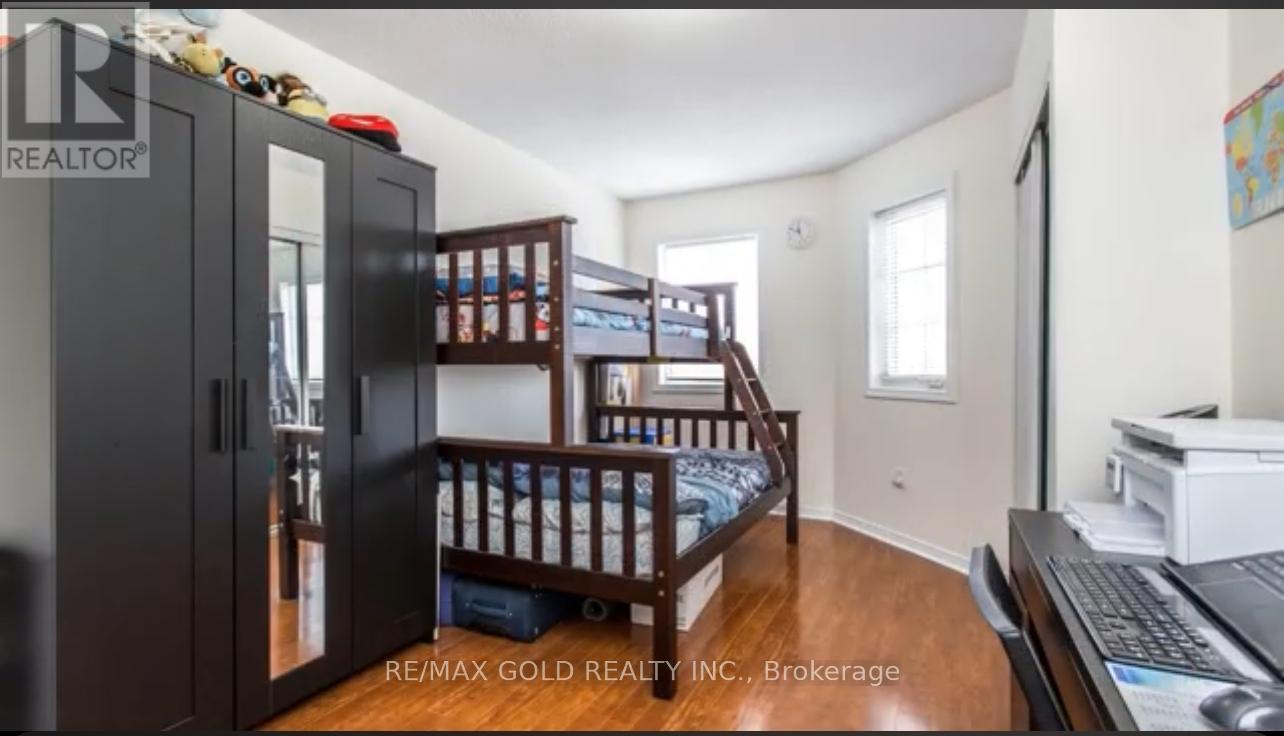 26 Twin Pines Crescent, Brampton, Ontario  L7A 1M6 - Photo 11 - W12958440