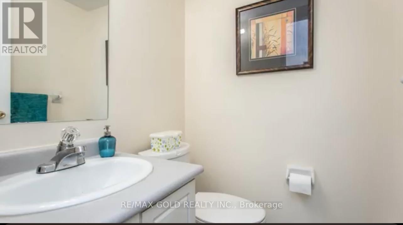 26 Twin Pines Crescent, Brampton, Ontario  L7A 1M6 - Photo 5 - W12958440