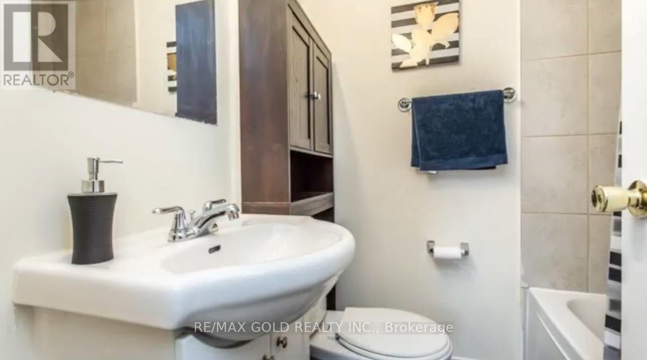 26 Twin Pines Crescent, Brampton, Ontario  L7A 1M6 - Photo 12 - W12958440