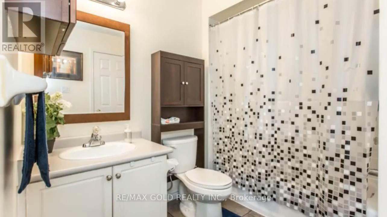 26 Twin Pines Crescent, Brampton, Ontario  L7A 1M6 - Photo 9 - W12958440