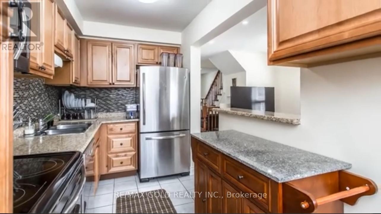 26 Twin Pines Crescent, Brampton, Ontario  L7A 1M6 - Photo 6 - W12958440