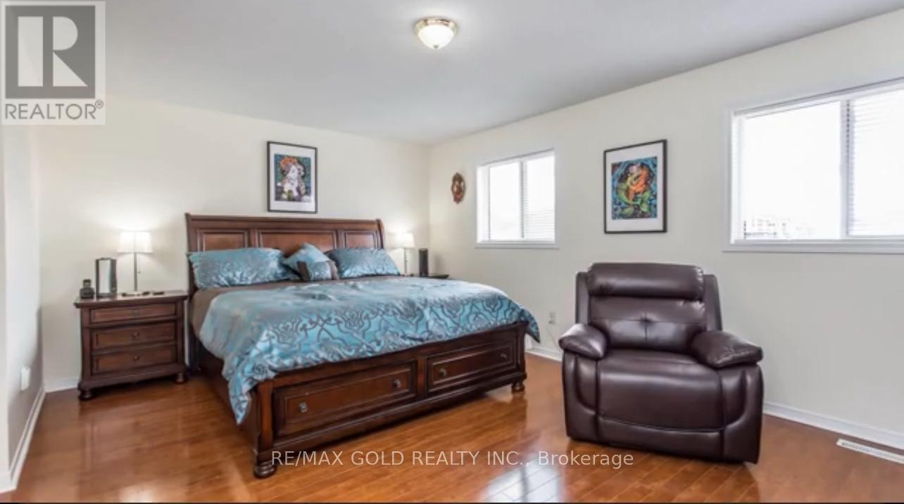 26 Twin Pines Crescent, Brampton, Ontario  L7A 1M6 - Photo 7 - W12958440