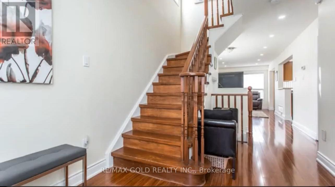 26 Twin Pines Crescent, Brampton, Ontario  L7A 1M6 - Photo 3 - W12958440