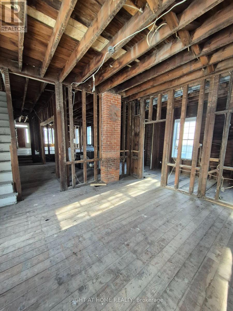 18 Merritt Street, St. Catharines, Ontario  L2T 1J3 - Photo 3 - X12958544