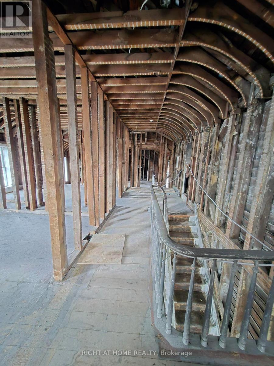 18 Merritt Street, St. Catharines, Ontario  L2T 1J3 - Photo 4 - X12958544