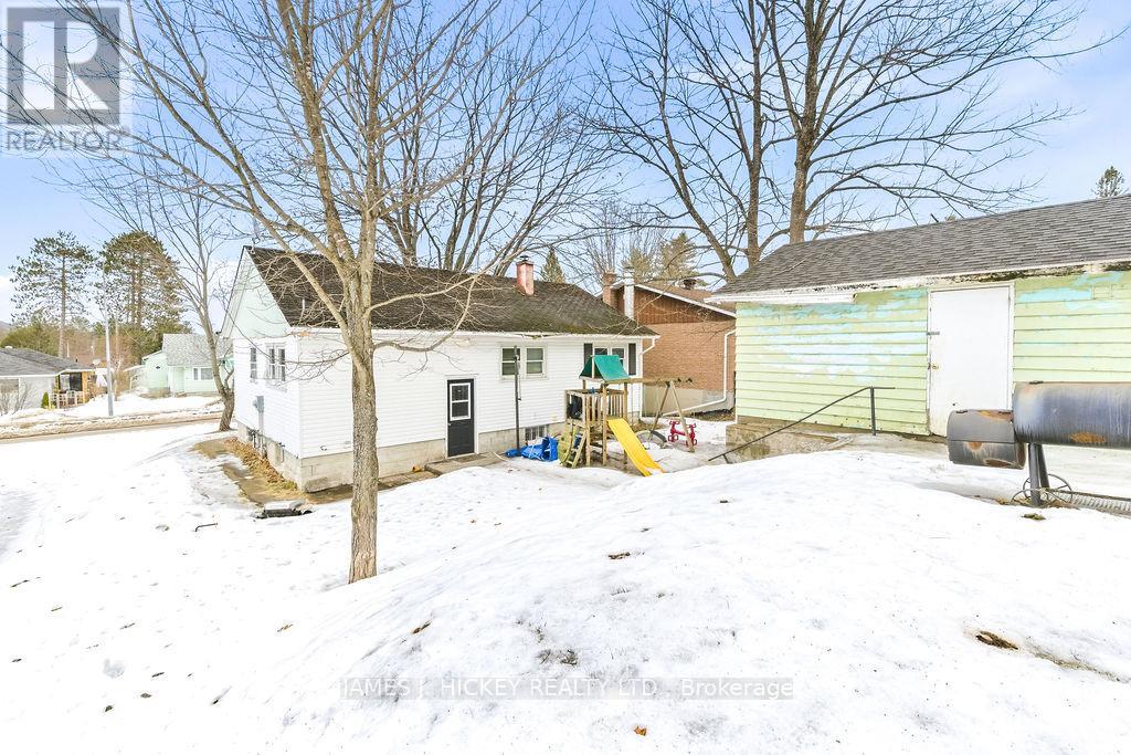 18 Summit Street, Deep River, Ontario  K0J 1P0 - Photo 3 - X12958584