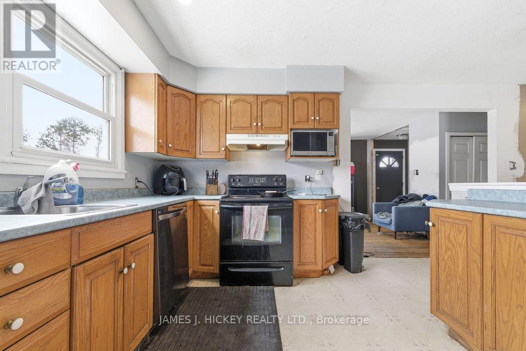 18 Summit Street, Deep River, Ontario  K0J 1P0 - Photo 4 - X12958584