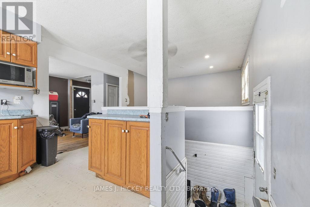 18 Summit Street, Deep River, Ontario  K0J 1P0 - Photo 8 - X12958584