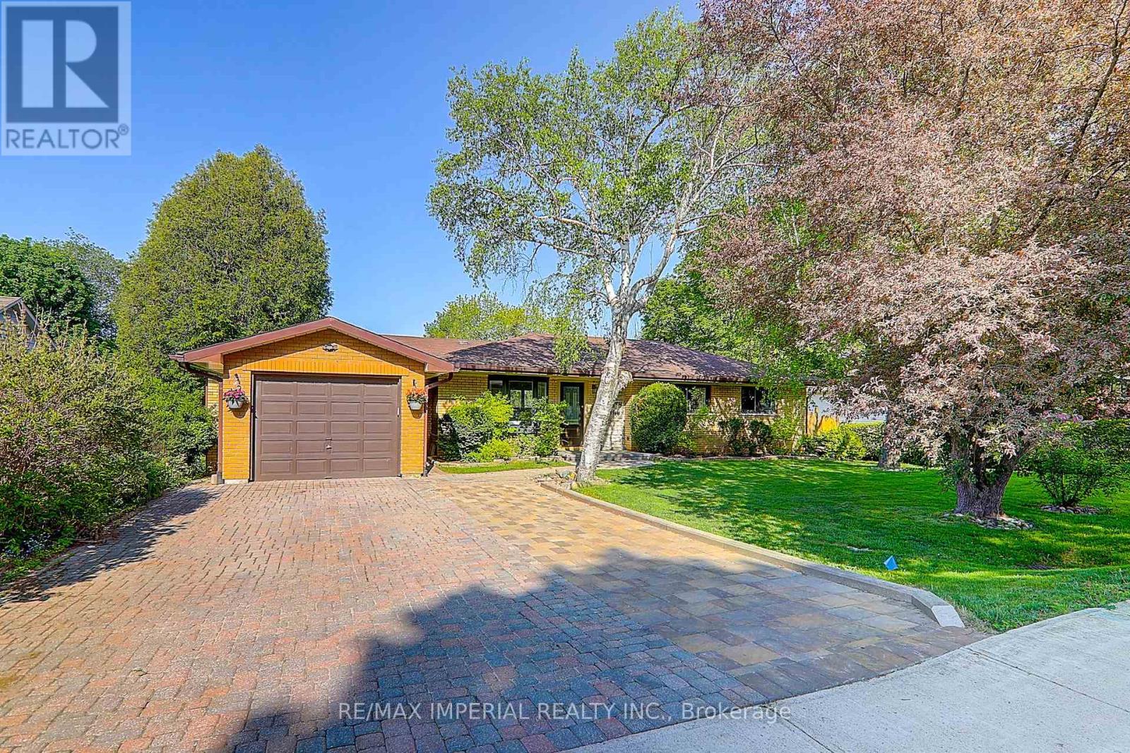 98 BELFRY DRIVE, Newmarket, Ontario