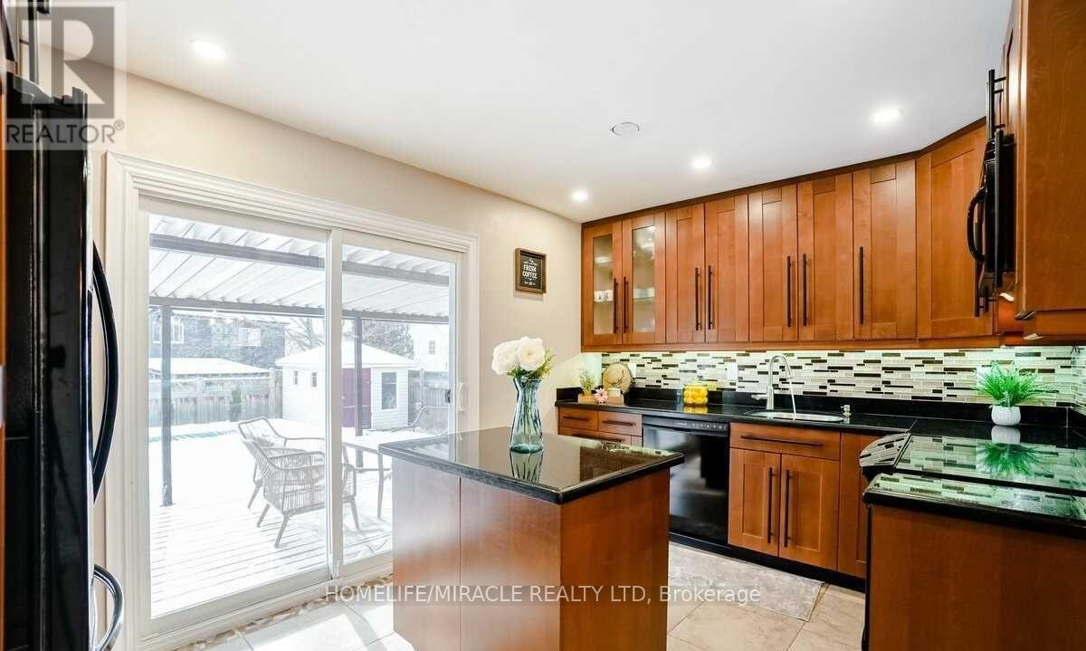 2 Cantrill Court, Brampton, Ontario  L6Z 1A3 - Photo 3 - W12958612