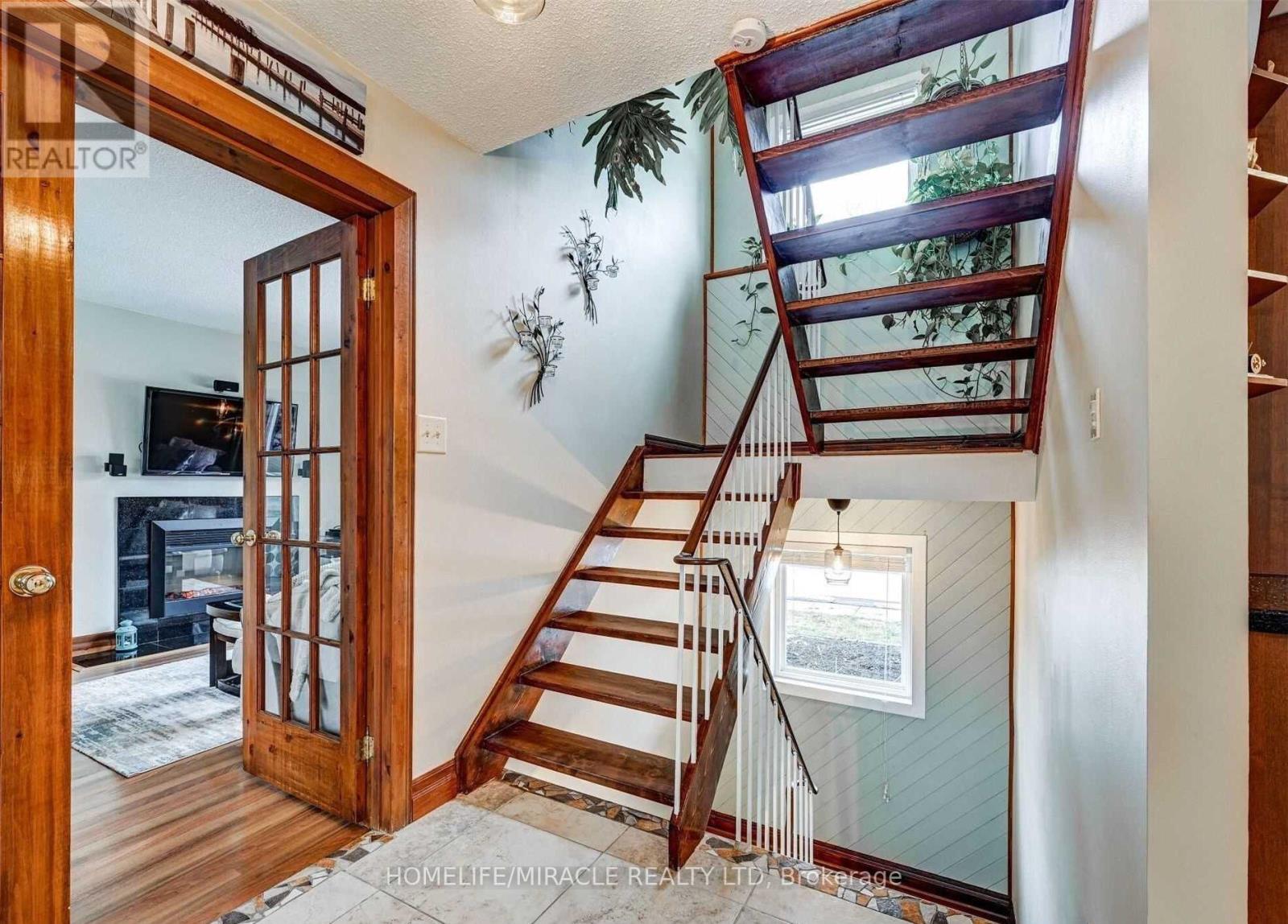 2 Cantrill Court, Brampton, Ontario  L6Z 1A3 - Photo 6 - W12958612