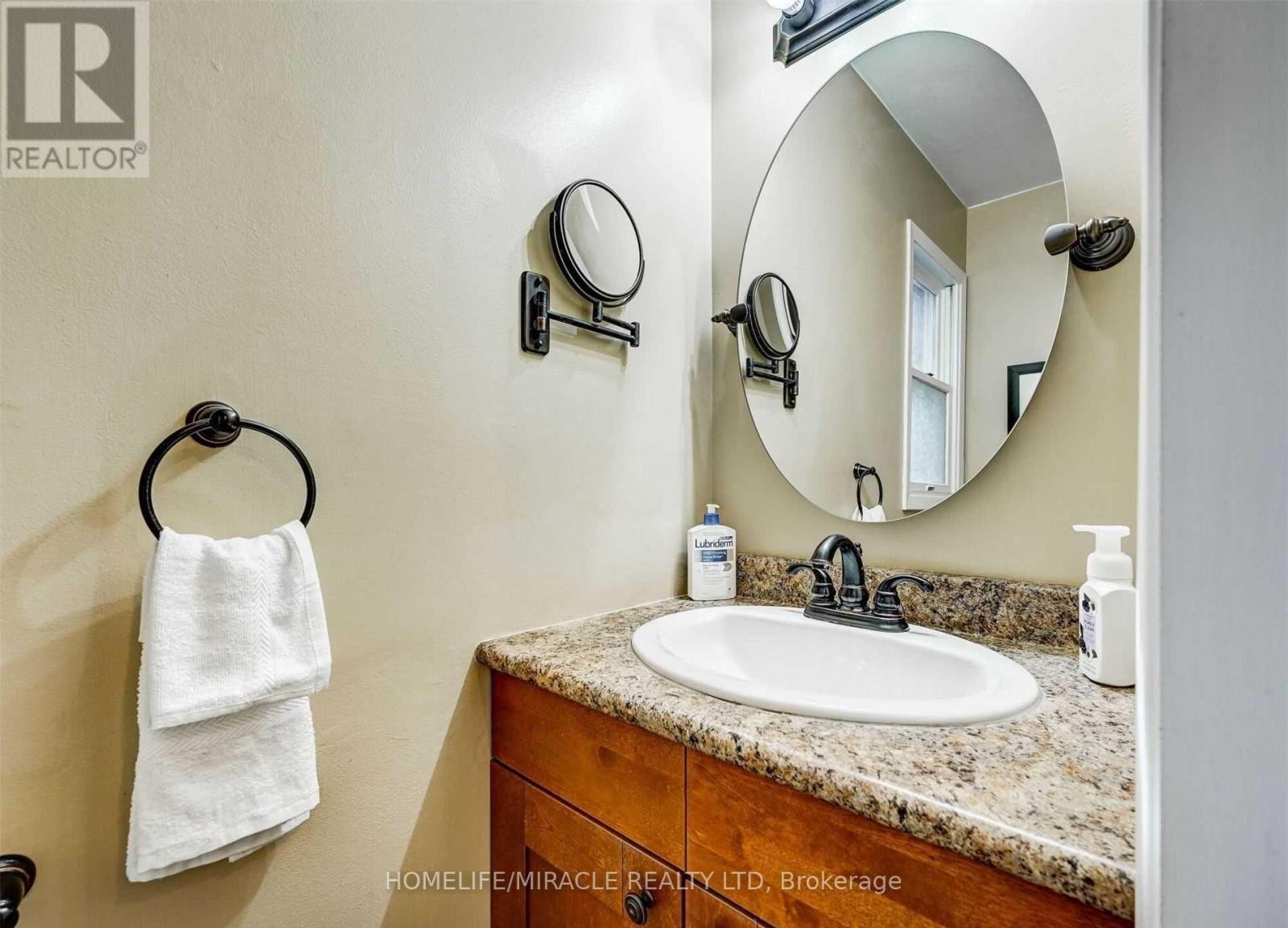 2 Cantrill Court, Brampton, Ontario  L6Z 1A3 - Photo 7 - W12958612