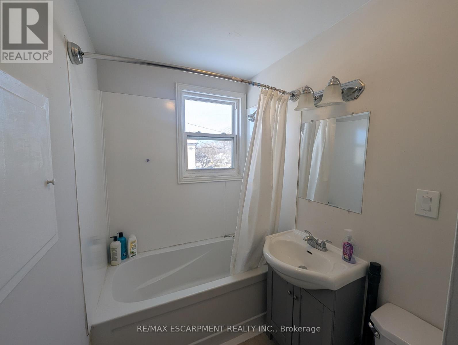 2 - 63 Pelham Road, St. Catharines, Ontario  L2S 1R6 - Photo 7 - X12958590