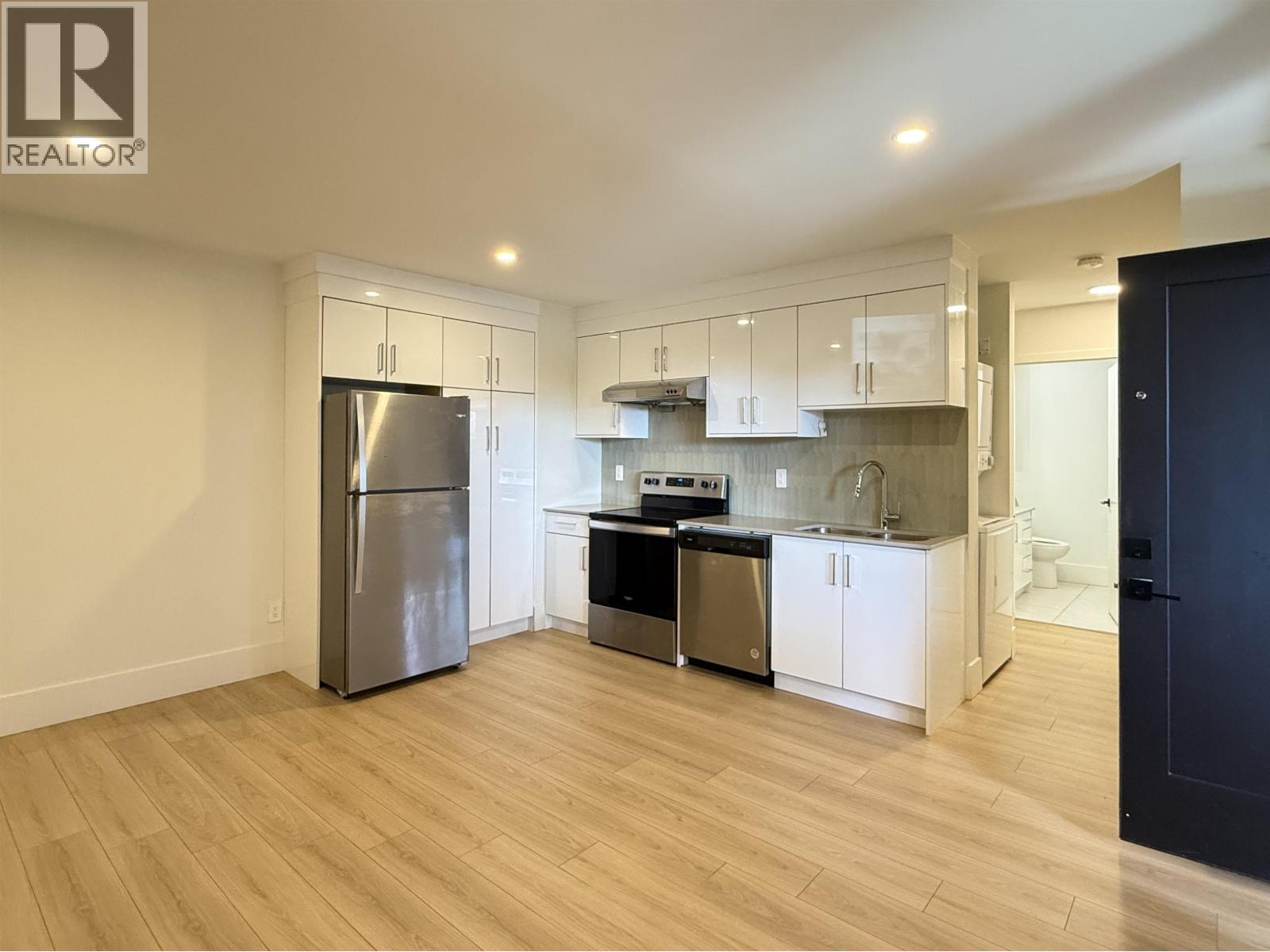 901 Jackson Crescent, New Westminster, British Columbia V3L 4S1 - Photo 2 - R3085170