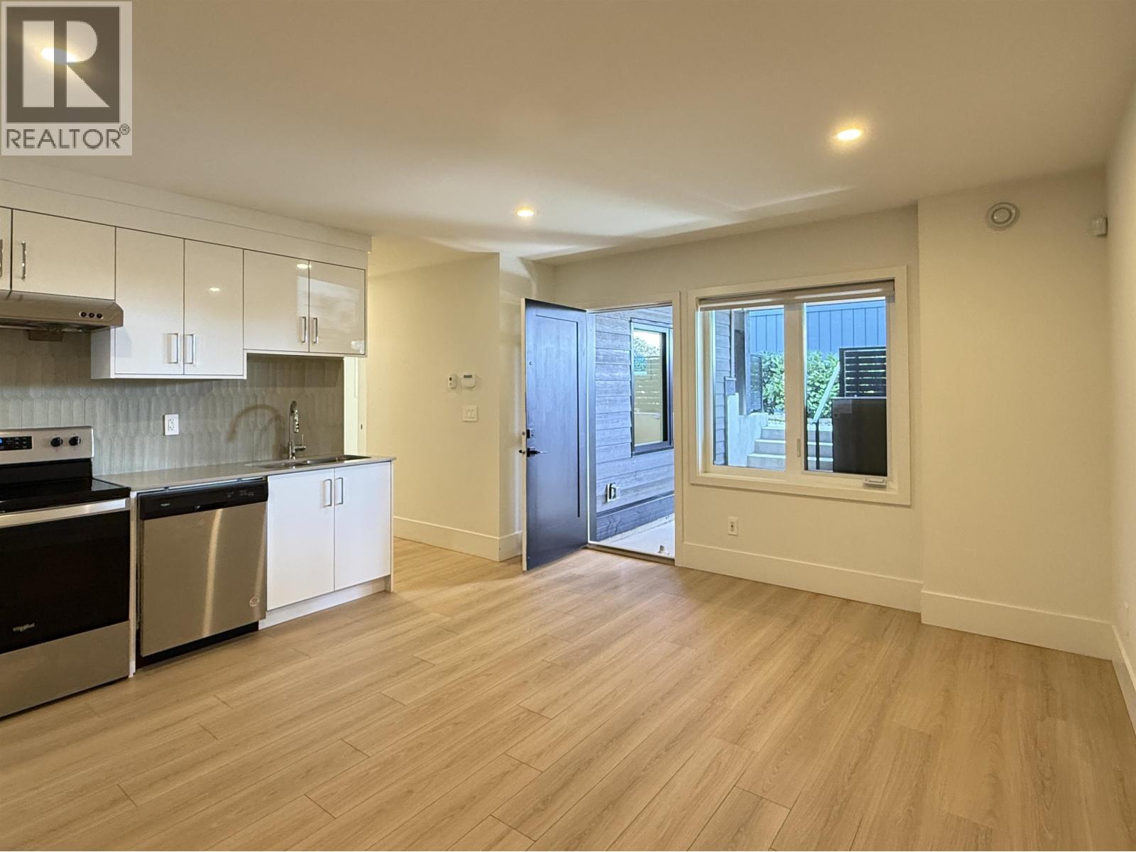 901 Jackson Crescent, New Westminster, British Columbia V3L 4S1 - Photo 4 - R3085170