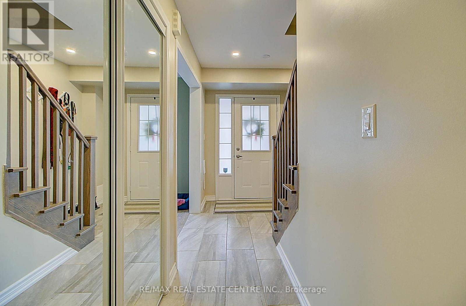 32 Bluegill Crescent, Whitby, Ontario  L1P 0E4 - Photo 4 - E12958650