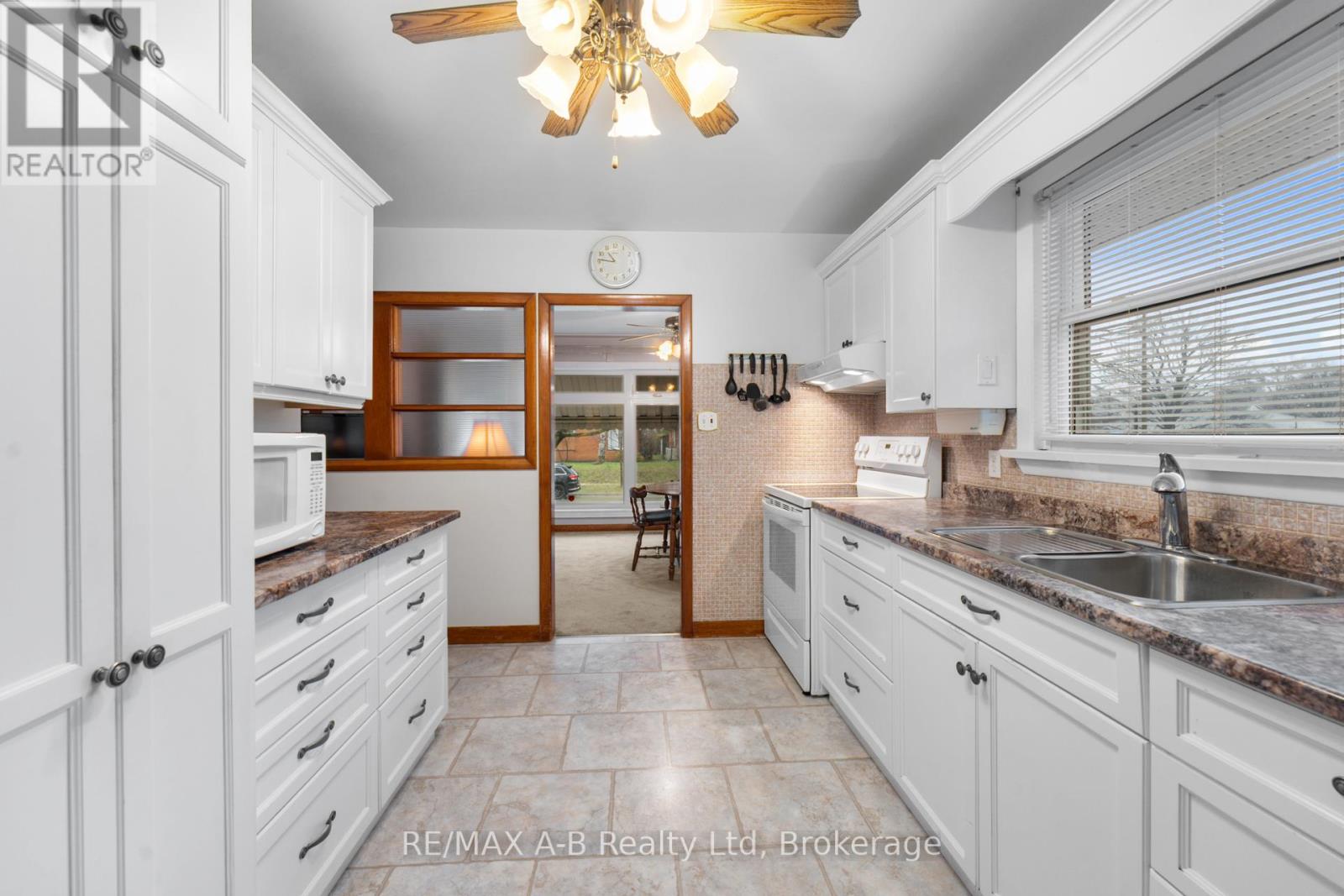 10 Clark Avenue, Kitchener, Ontario  N2C 1Y2 - Photo 11 - X12958666