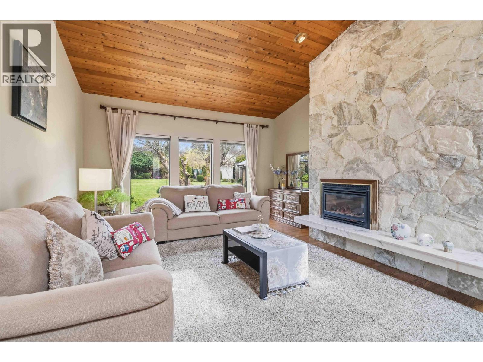 5541 Gilpin Street, Burnaby, British Columbia  V5G 2H8 - Photo 3 - R3104627