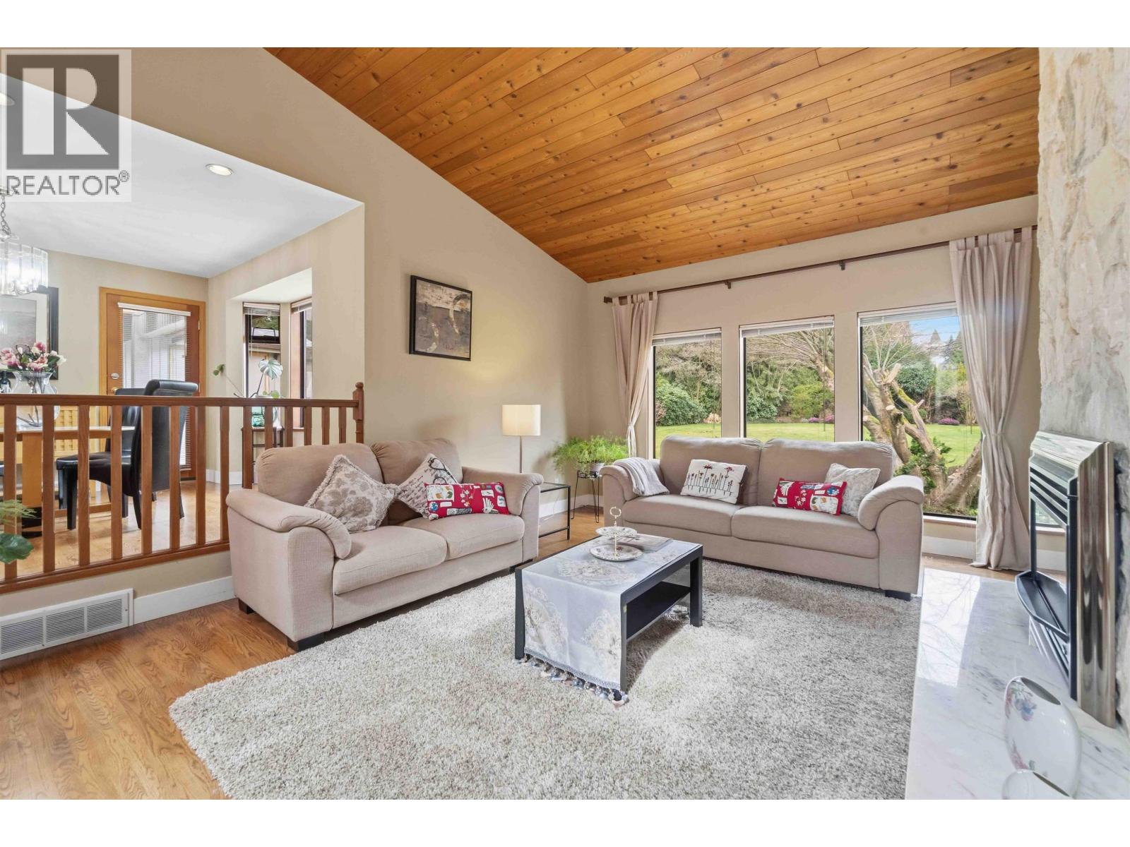 5541 Gilpin Street, Burnaby, British Columbia  V5G 2H8 - Photo 4 - R3104627