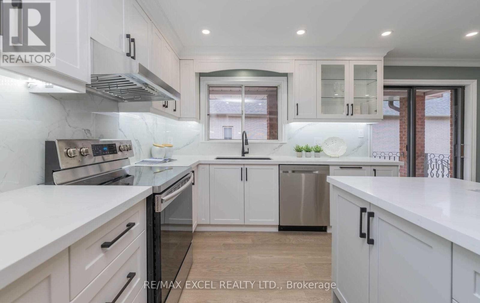 20 Garden Avenue, Richmond Hill, Ontario  L4C 6L9 - Photo 12 - N12924934