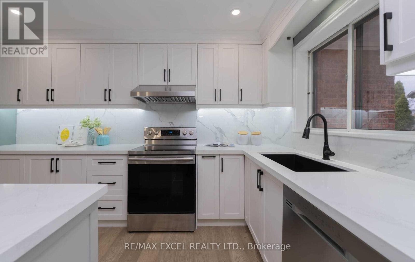 20 Garden Avenue, Richmond Hill, Ontario  L4C 6L9 - Photo 11 - N12924934