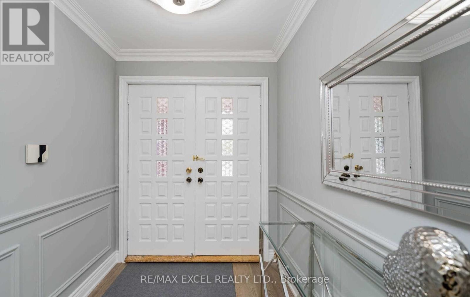 20 Garden Avenue, Richmond Hill, Ontario  L4C 6L9 - Photo 4 - N12924934