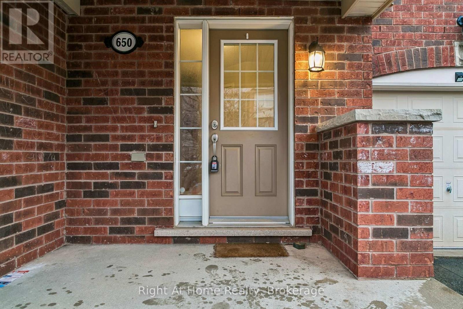 650 Frank Place, Milton, Ontario  L9T 0P8 - Photo 2 - W12958704