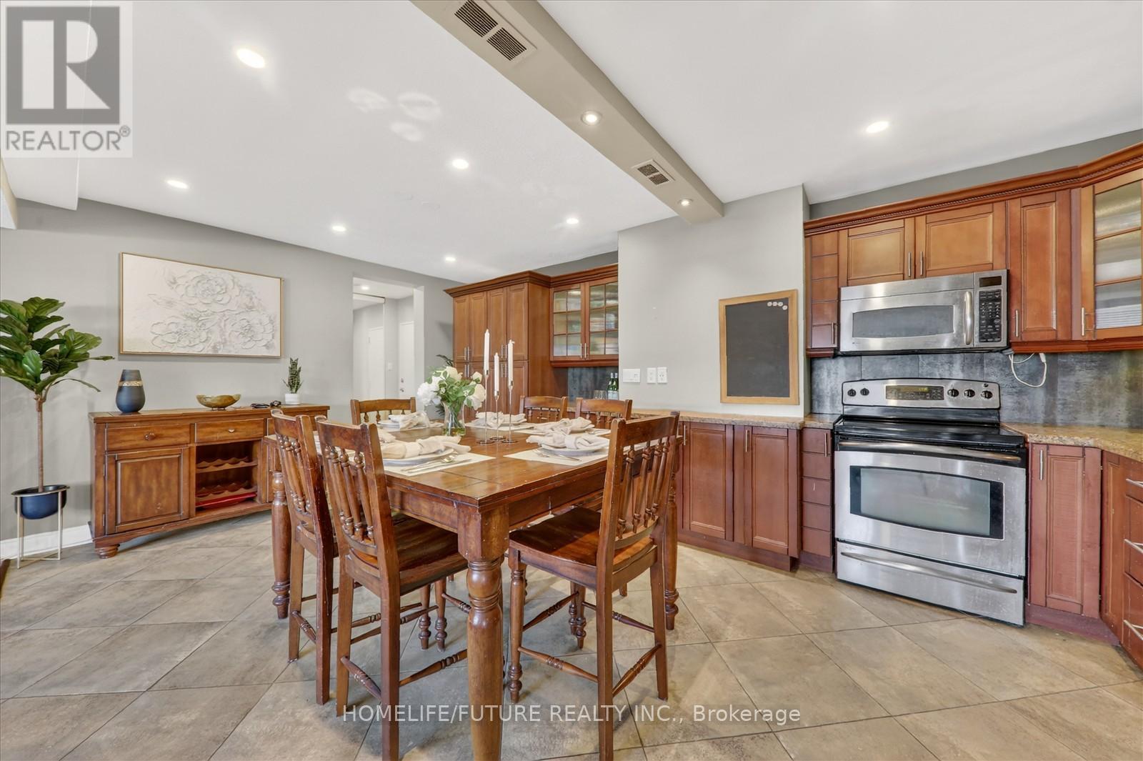 704 - 15 Elizabeth Street N, Mississauga, Ontario  L5G 2Z3 - Photo 13 - W12958714