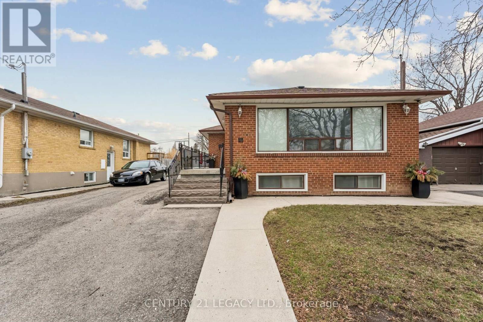 34 CUMBERLAND DRIVE, Brampton, Ontario
