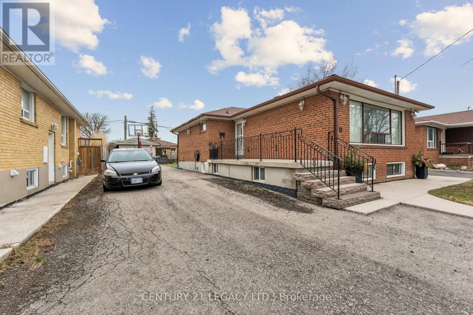 34 Cumberland Drive, Brampton, Ontario  L6V 1W6 - Photo 2 - W12958760