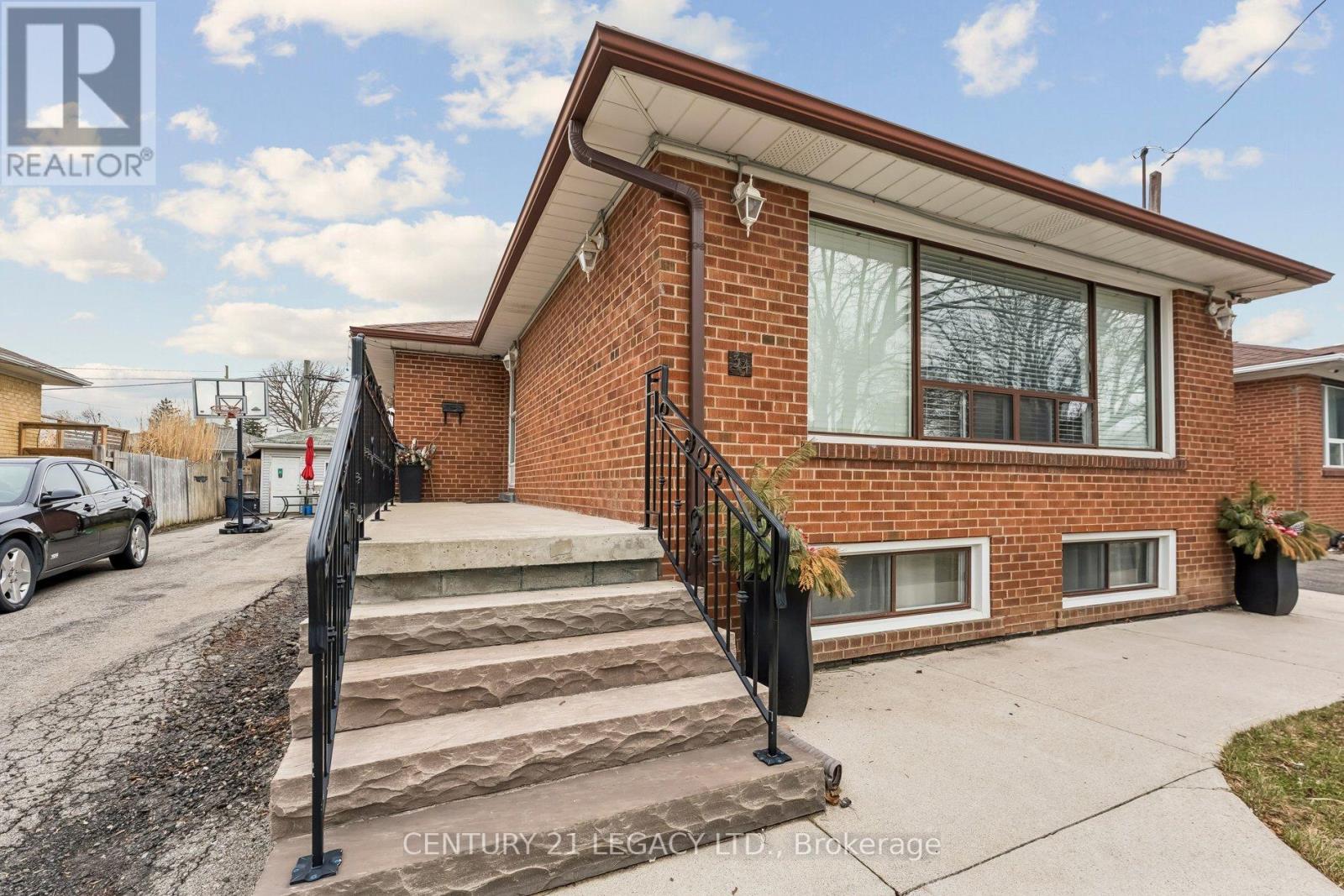 34 Cumberland Drive, Brampton, Ontario  L6V 1W6 - Photo 3 - W12958760
