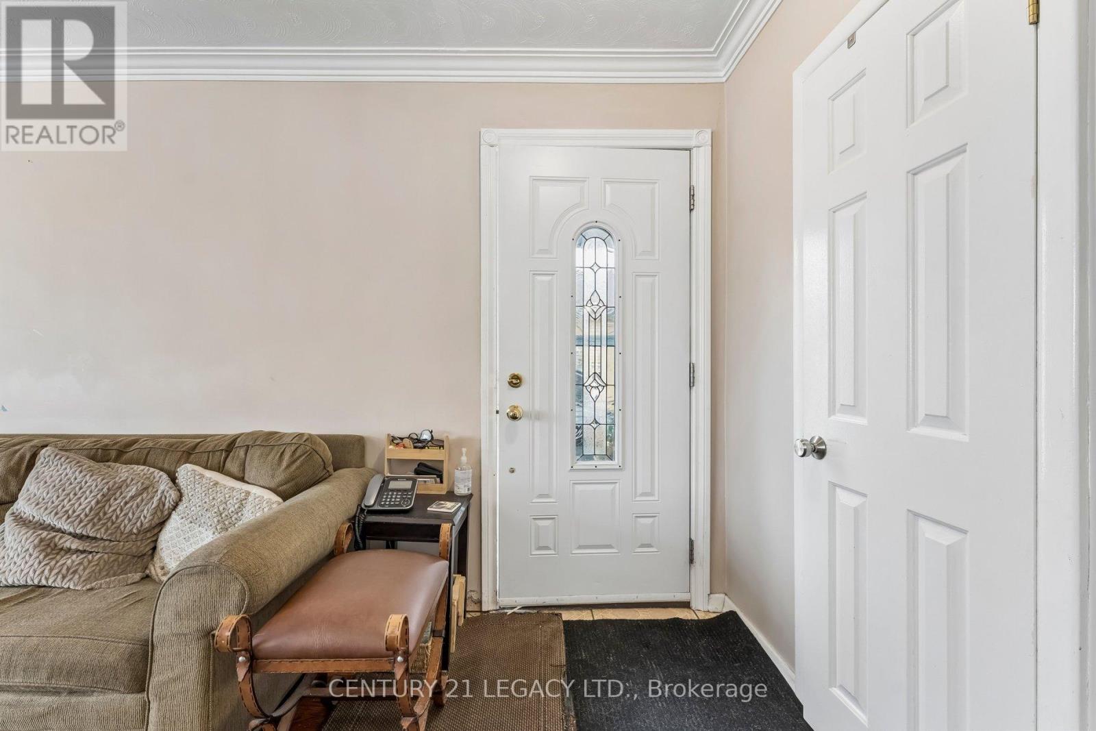 34 Cumberland Drive, Brampton, Ontario  L6V 1W6 - Photo 5 - W12958760