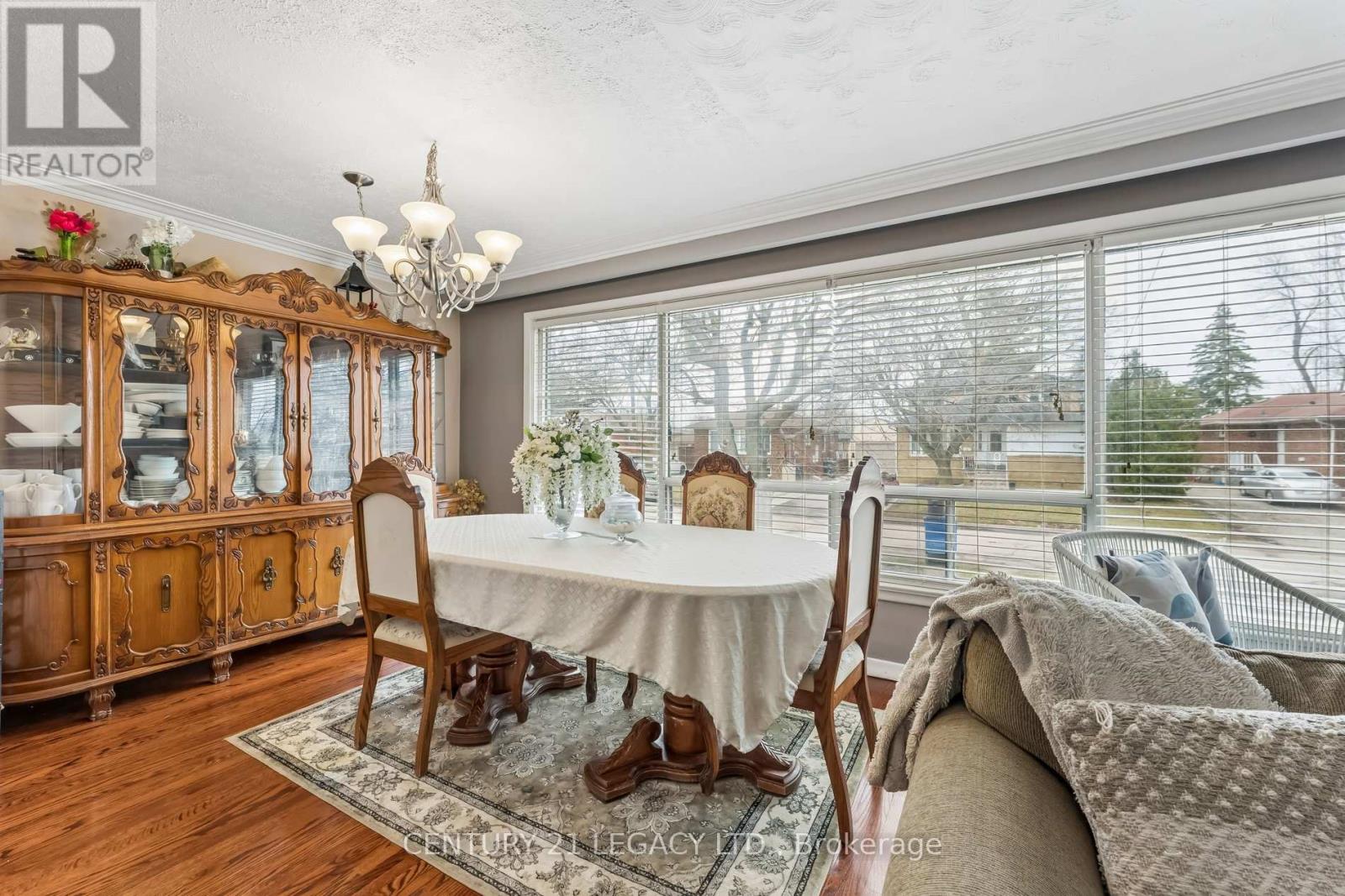 34 Cumberland Drive, Brampton, Ontario  L6V 1W6 - Photo 8 - W12958760