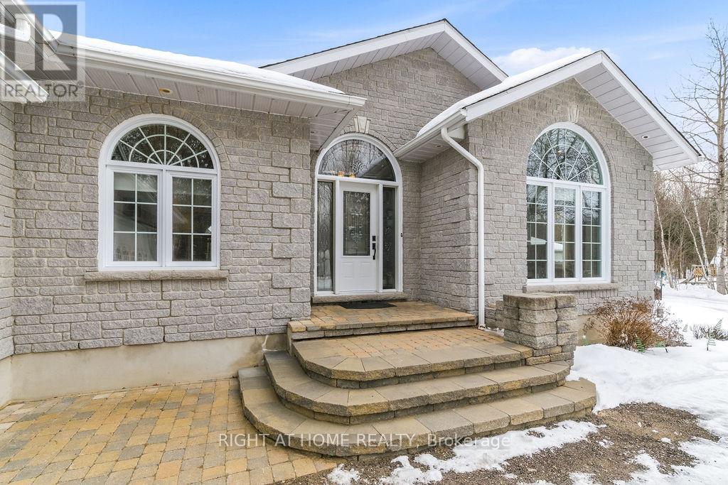 80 Rahns Road, Laurentian Valley, Ontario  K8A 0H8 - Photo 3 - X12918894