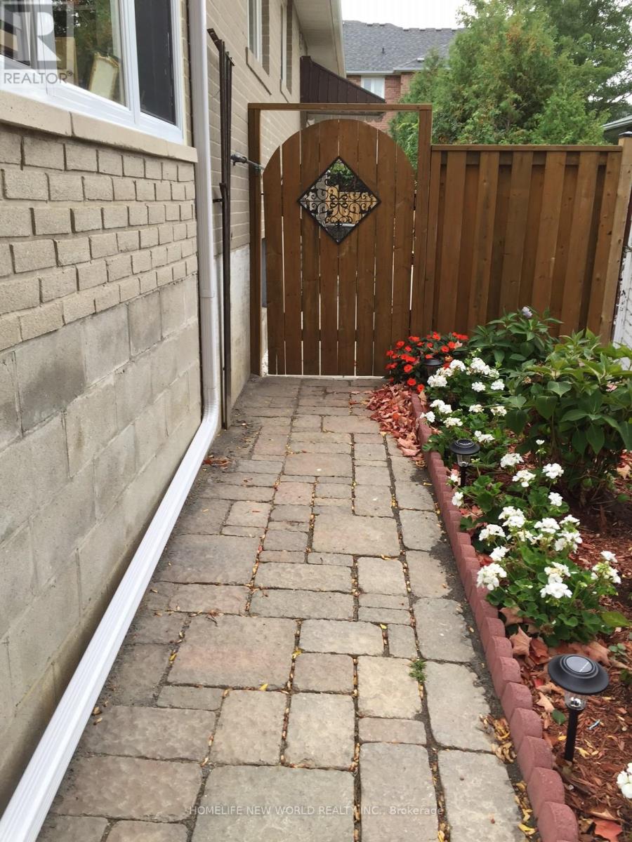 25 Tristan Crescent, Toronto, Ontario  M2H 1X2 - Photo 3 - C12958862