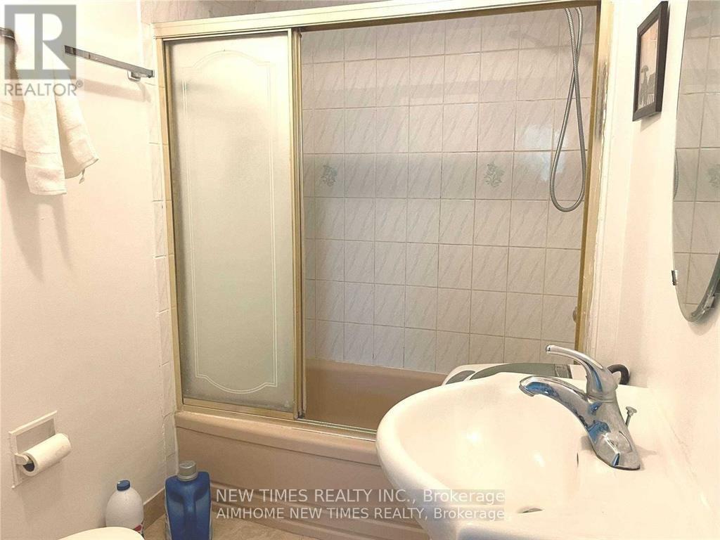 Upper - 7 Leavey Court, Toronto, Ontario  M2H 1E5 - Photo 6 - C12958880