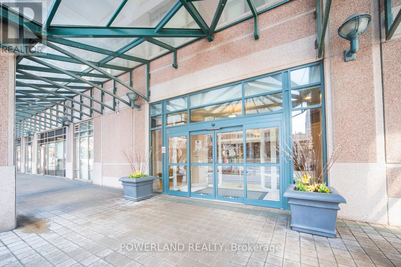 208 - 909 Bay Street, Toronto, Ontario  M5S 3G2 - Photo 2 - C12958894