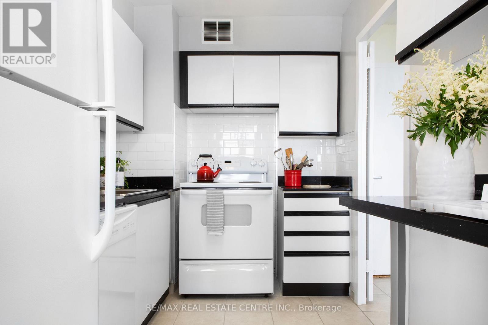 2011 - 150 Graydon Hall Drive, Toronto, Ontario  M3A 3B3 - Photo 12 - C12958904