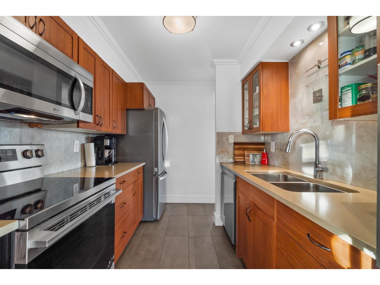 Listing Picture 4 of 40 : 101 15041 PROSPECT AVENUE, White Rock - 魯藝地產 Yvonne Lu Group - MLS Medallion Club Member