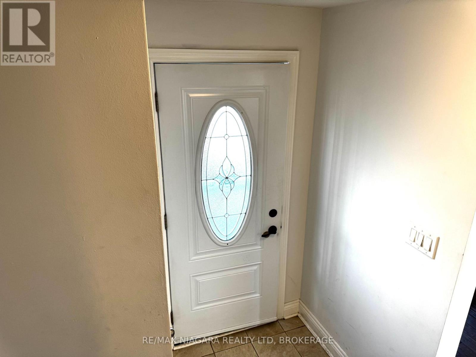 Upper - 844a Danforth Road, Toronto, Ontario  M1K 1H5 - Photo 2 - E12858924