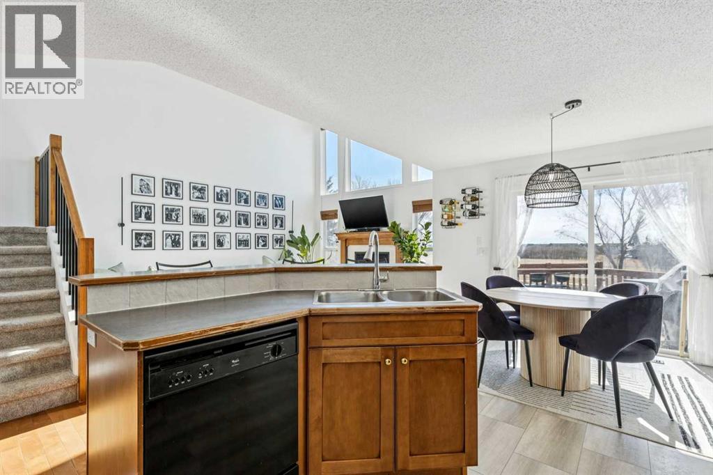 214 Cougarstone Circle SW, Calgary, Alberta  T3H 4W5 - Photo 10 - A2297016