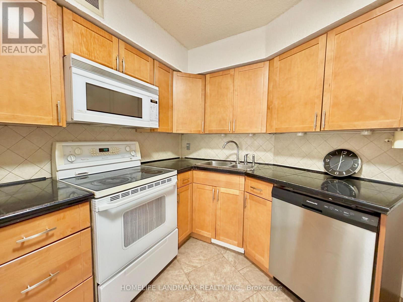 2404 - 270 Queens Quay W, Toronto, Ontario M5J 2N4 - Photo 3 - C12958946