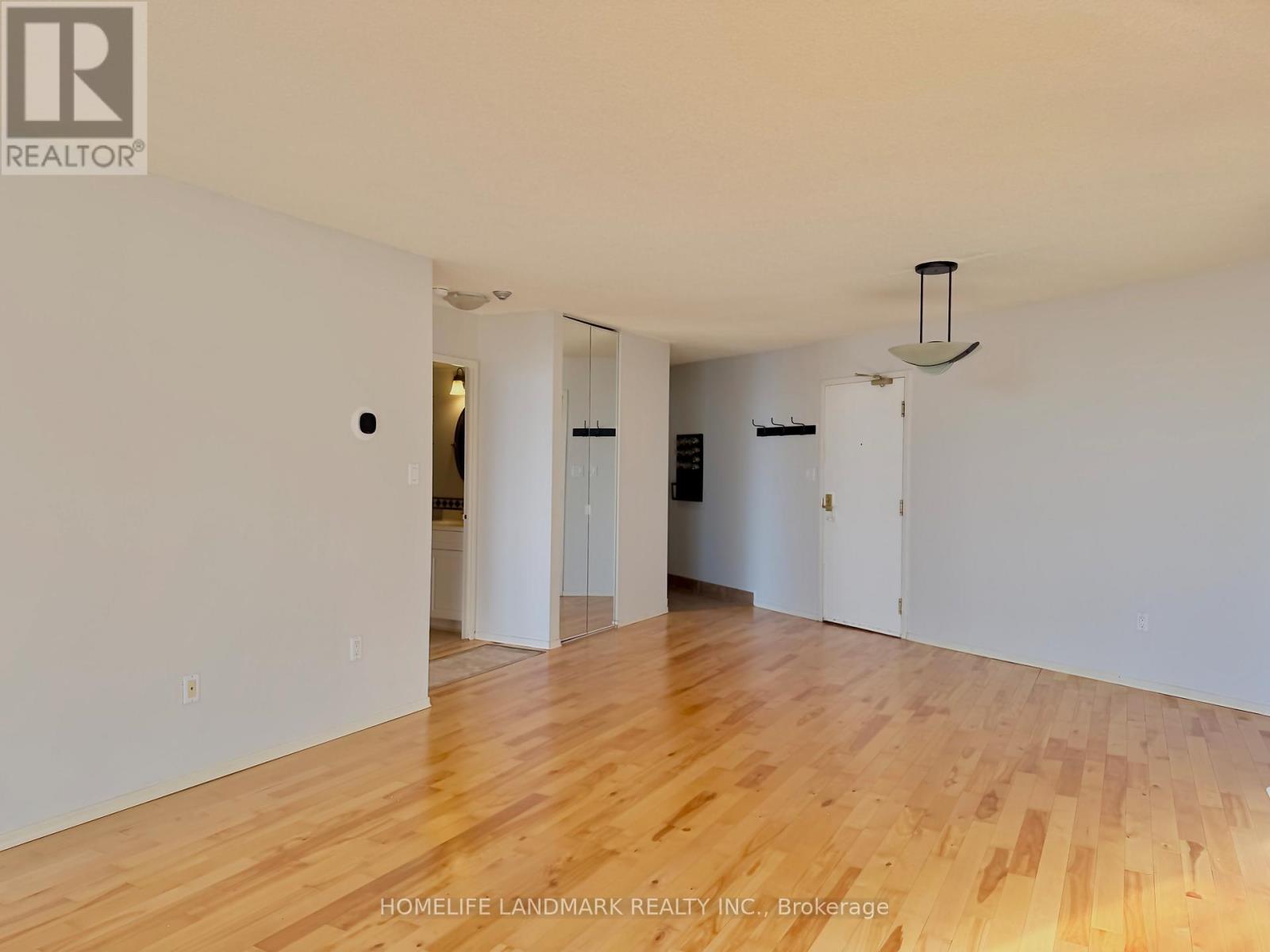 2404 - 270 Queens Quay W, Toronto, Ontario M5J 2N4 - Photo 7 - C12958946