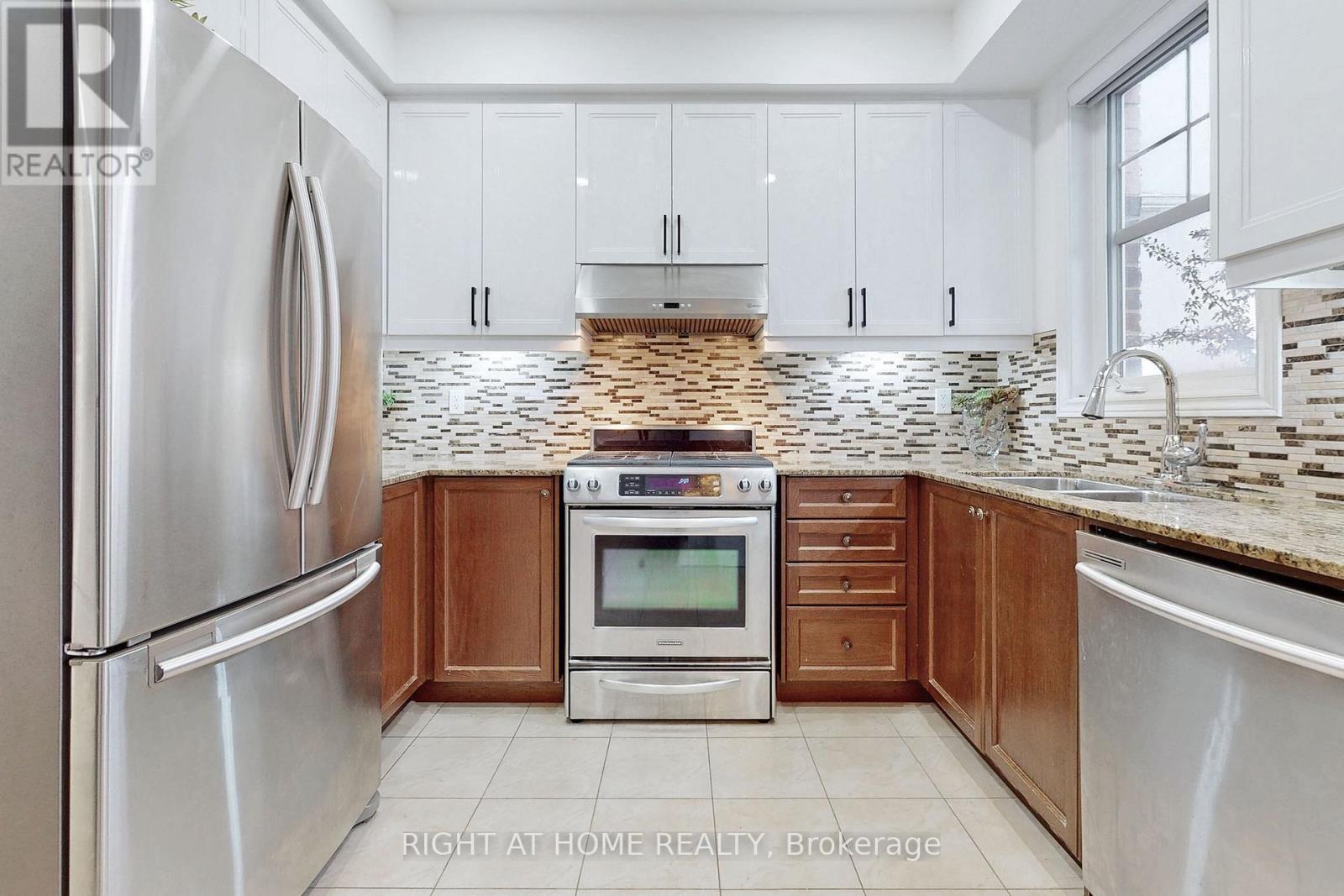 3 - 10 Porter Avenue W, Vaughan, Ontario  L4L 0H1 - Photo 11 - N12898232