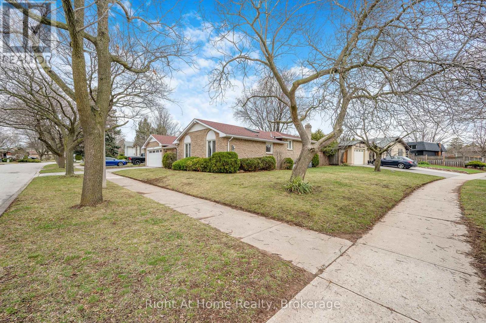 467 Vanguard Crescent, Oakville, Ontario  L6L 5G6 - Photo 3 - W12958998