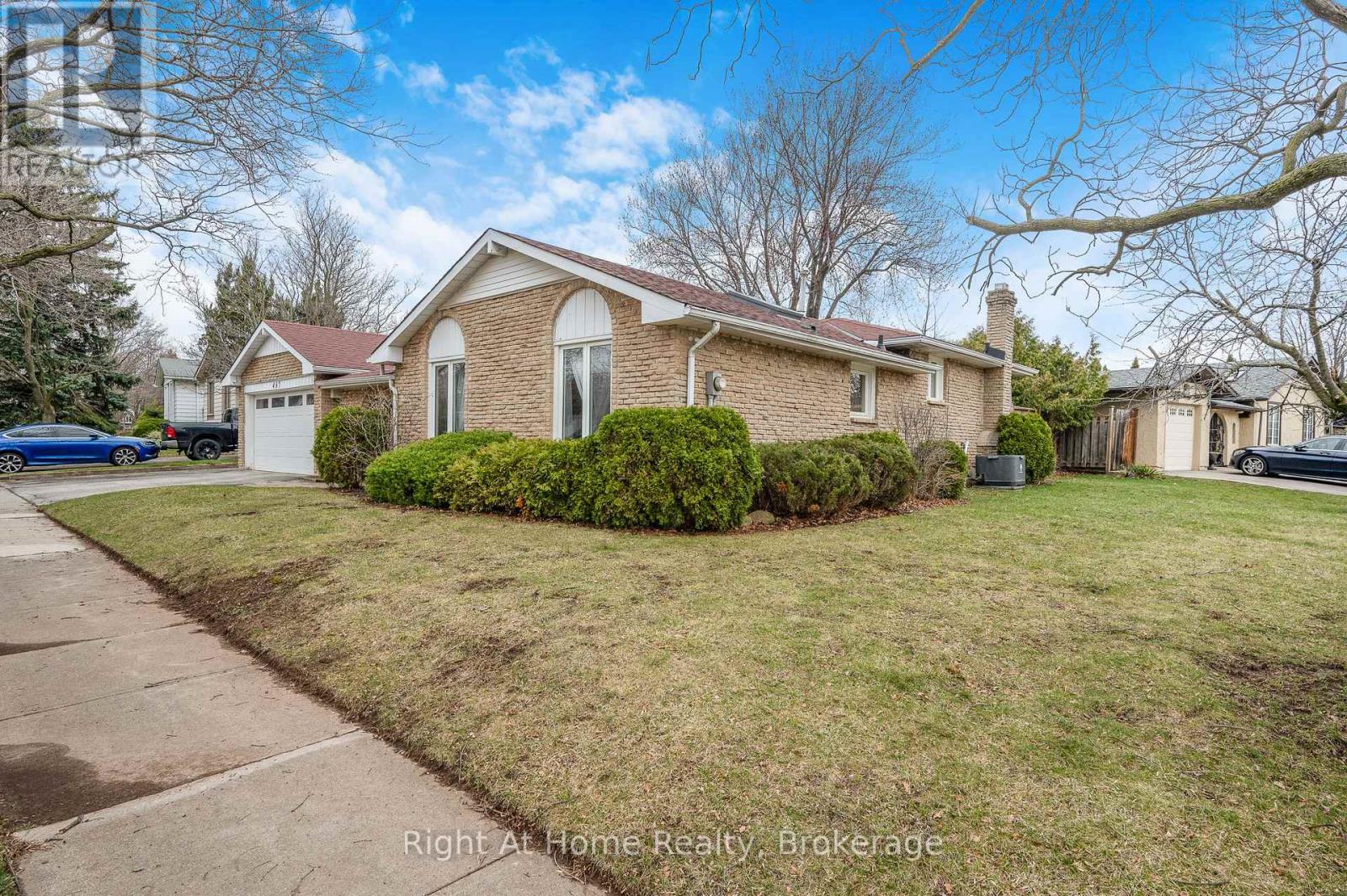 467 Vanguard Crescent, Oakville, Ontario  L6L 5G6 - Photo 4 - W12958998