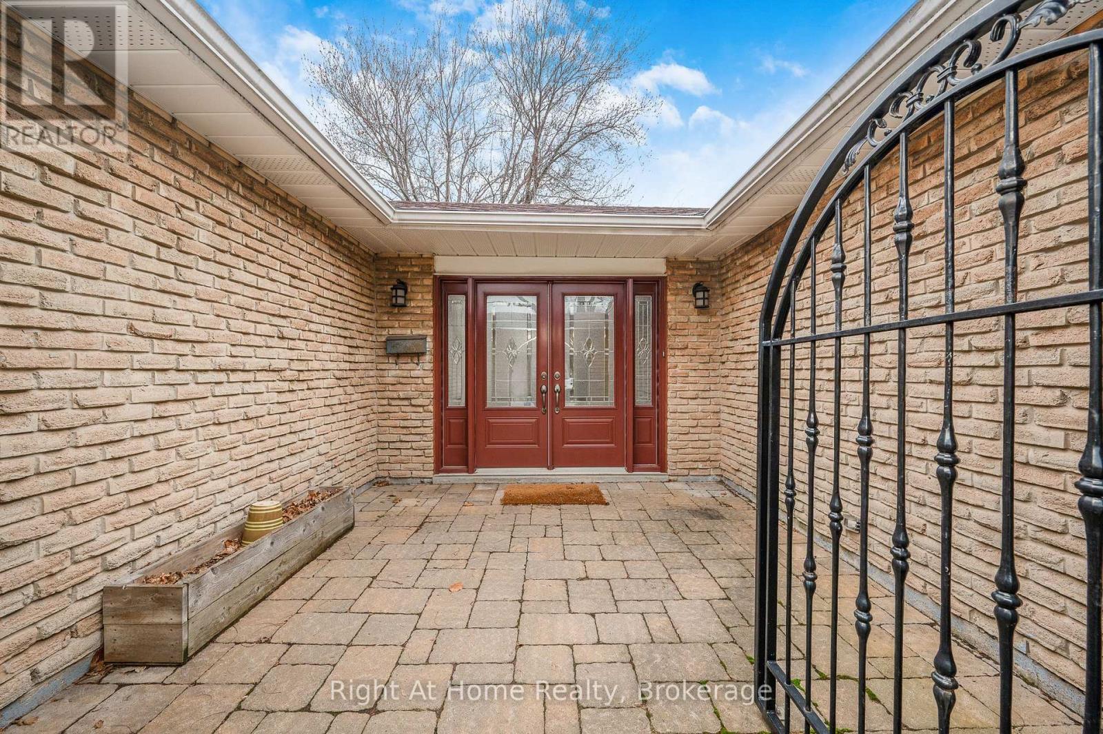 467 Vanguard Crescent, Oakville, Ontario  L6L 5G6 - Photo 5 - W12958998