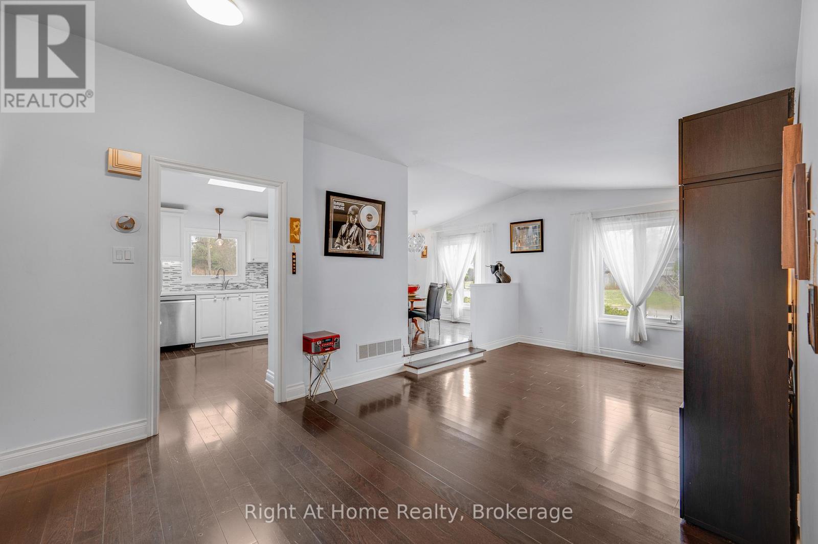 467 Vanguard Crescent, Oakville, Ontario  L6L 5G6 - Photo 9 - W12958998