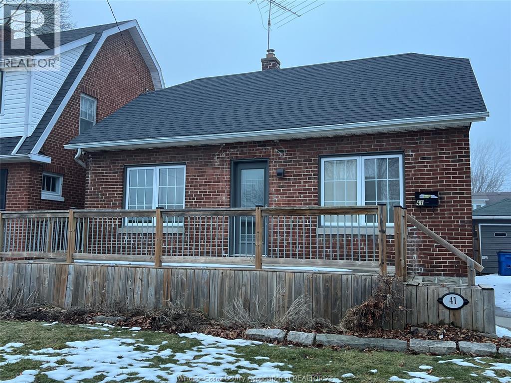MLS# 26007077: 41 ALEXANDRA AVENUE South West, Chatham, Canada