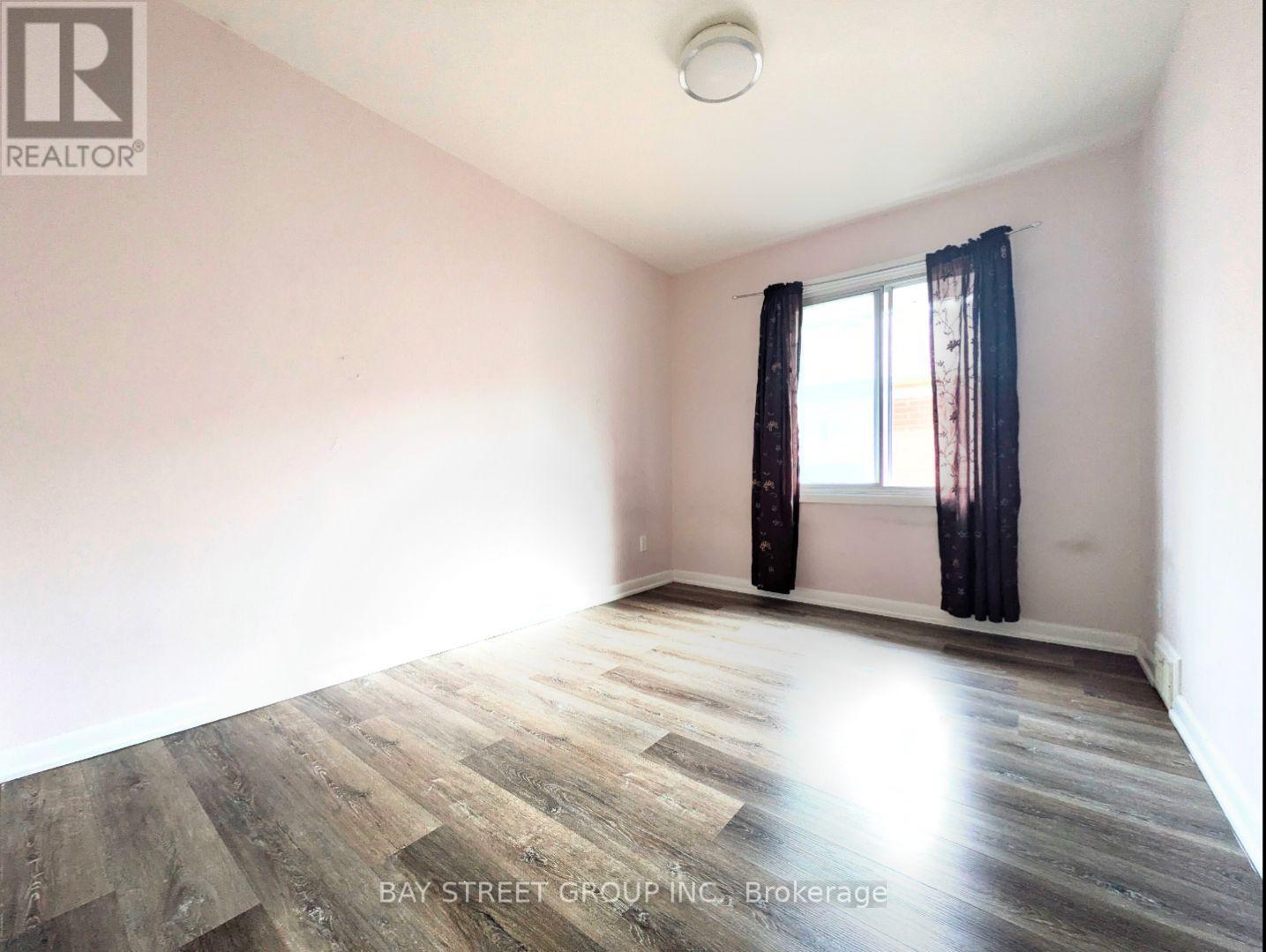 Main - 8 Storey Crescent, Toronto, Ontario  M9B 3C8 - Photo 11 - W12959044